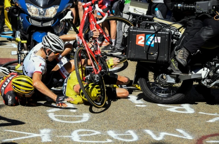 Un groupe de coureurs, dont Chris Froome, piégés par une chute sur les pentes du Mont Ventoux, le 14 juillet 2016