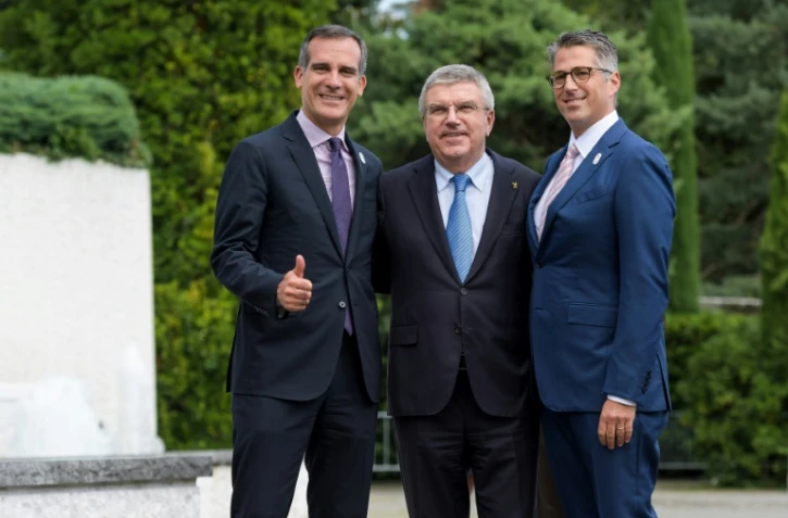 L'Américain Casey Wasserman (d), président du comité de candidature de Los Angeles aux JO-2024, lors de la visite du Musée olympique à Lausanne, le 10 juillet 2017
