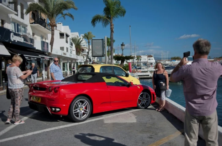 Des amateurs prennent une Ferrari en photo, le 21 novembre 2015 près de Marbella