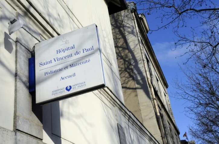 Vue en date du 25 décembre 2008 de l'entrée de l'hôpital Saint-Vincent-de-Paul à Paris