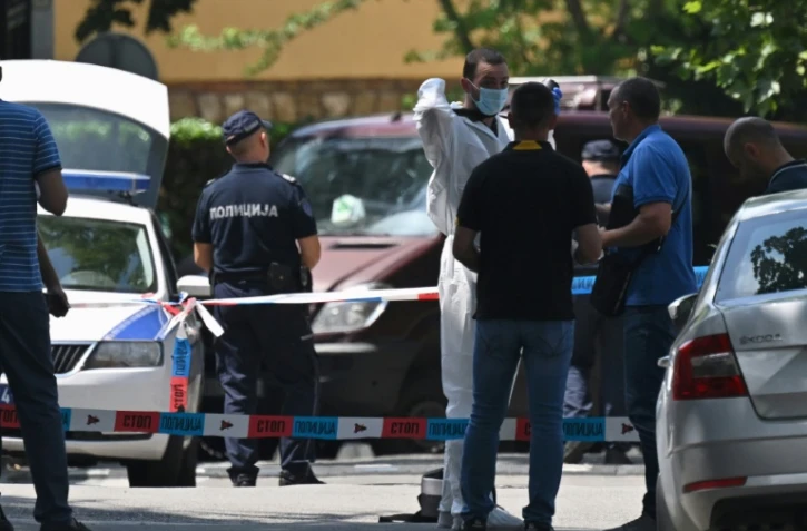 La police scientifique dans une zone sécurisée autour de l'ambassade d'Israël à Belgrade, après une attaque terroriste, le 29 juin 2024 en Serbie