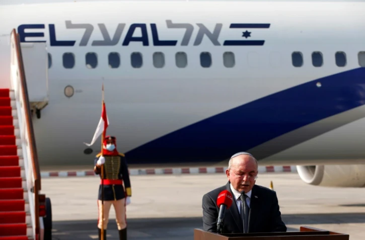 Le responsable du conseil de sécurité israélien Meir Ben-Shabbat lors d'un discours à son arrivée à l'aéroport international de Bahrein, le 18 octobre 2020