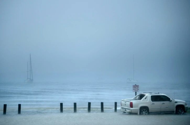 Une voiture stationnée à Panama City (Floride) le 10 octobre 2018, avec la mer qui envahit le parking avant l'arrivée de l'ouragan Michael