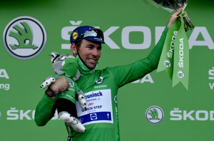 Le Britannique Mark Cavendish savoure sa victoire sur le podium de la 10e étape du Tour de France, disputée entre Albertville et Valence, le 6 juillet 2021