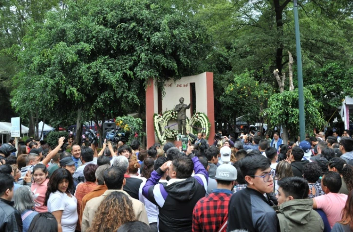 Fans de José José devant sa statue dans la ville de Mexico, le 28 septembre 2019