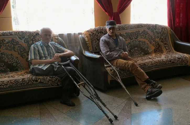 Des pensionnaires de la résidence publique pour personnes âgées à Novomykhaïlivka, dans l'est de l'Ukraine, le 20 juin 2017