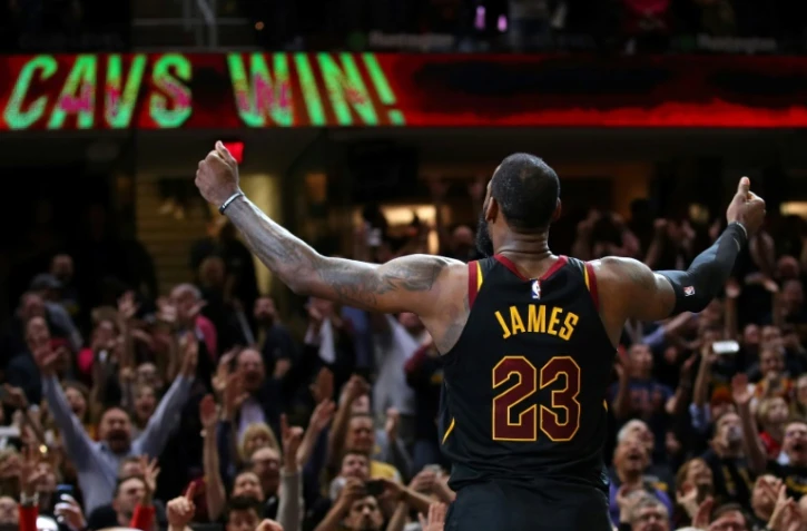 La star des Cavaliers LeBron James après avoir marqué le panier de la victoire face à Toronto lors du match 3 en play-offs, le 6 mai 2018 à Cleveland