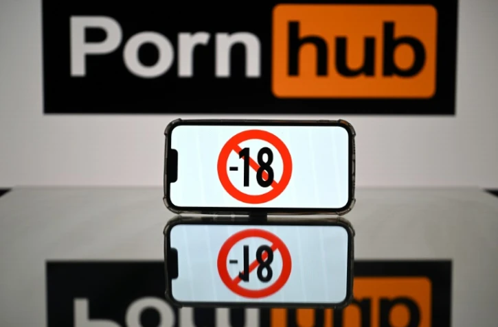 Aylo, maison mère des sites pornographiques Youporn et Pornhub, va suspendre l'accès aux contenus de ses plateformes en France