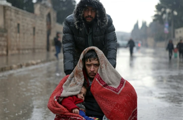 Des habitants évacuent le quartier de Sheikh Maqsoud à Alep, le 9 janvier 2026