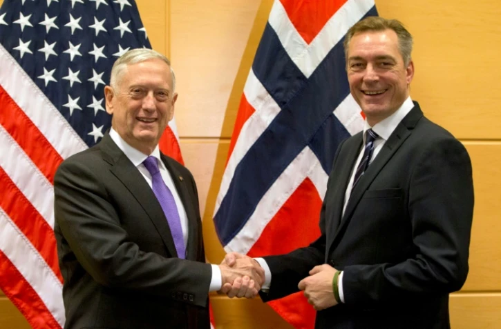 Le ministre américain de la Défense Jim Mattis (G) serre la main de son homologue norvégien Frank Bakke-Jensen, à Bruxelles, le 8 novembre 2017