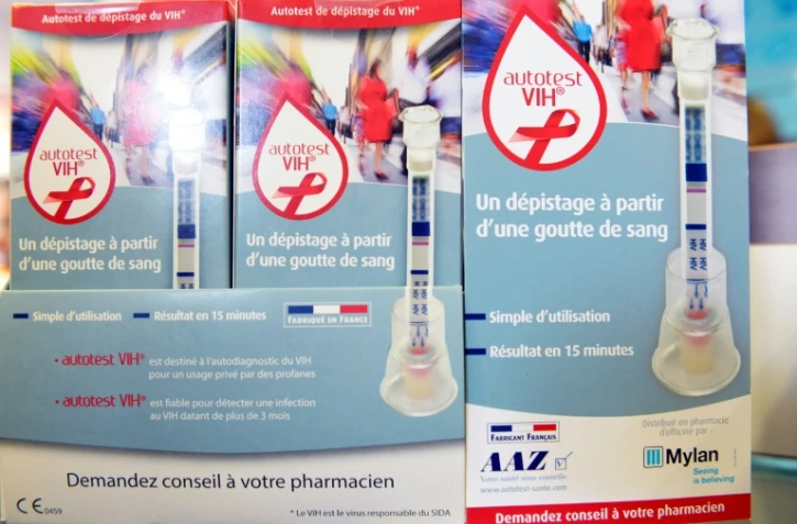 Des kit d'auto-diagnostic du VIH dans une pharmacie à Paris, le 14 septembre 2015