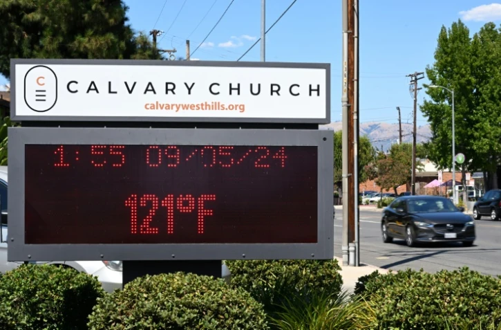 L'écran de l'église Cavalry à Woodland Hills, en Californie,  affiche une température de 121 degrés Fahrenheit (49,4 degrés Celsius) le 5 septembre 2024