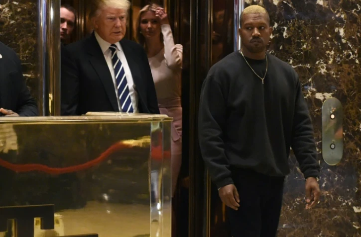 Le rappeur américain Kanye West (d) devant le président élu des Etats-Unis Donald Trump, le 13 décembre 2016 à New York