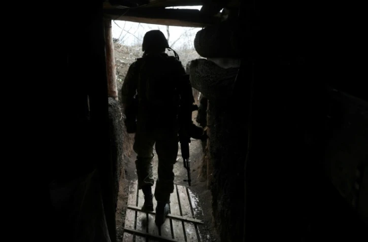 Des soldats ukrainiens dans une tranchée sur le front, le 11 avril 2022 dans la région de Lougansk