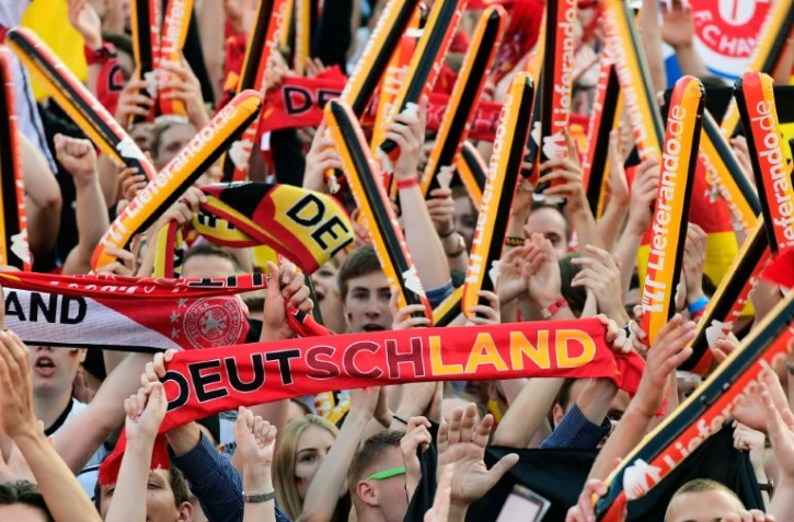 Des supporteurs allemands regardent le match Allemagne-France sur écran géant à Berlin, le 7 juillet 2016