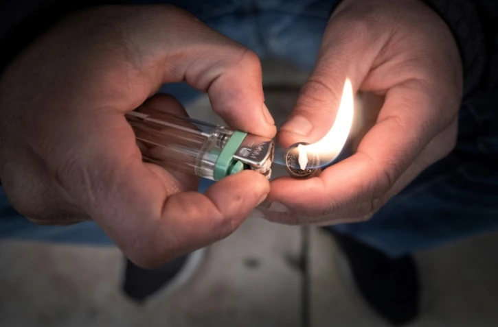 Un consommateur de crack à Paris dans le quartier Stalingrad en décembre 2020