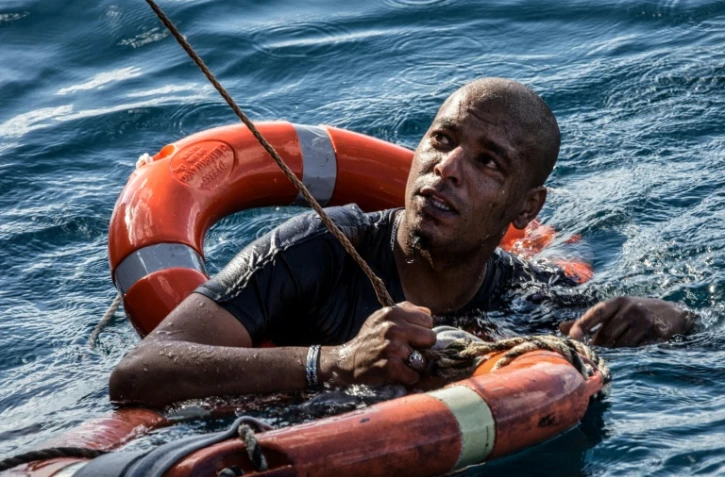 Un migrant est secouru avec des bouées et une corde après avoir plongé dans la Méditerranée au large des côtes de Malte depuis le navire de sauvetage Sea-Watch 3 battant pavillon néerlandais, afin de tenter de nager à terre,  le 4 janvier 2019