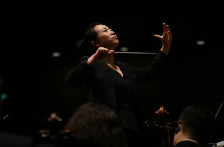 La cheffe d'orchestre chinoise Jing Huan lors d'un concert à Pékin, le 14 octobre 2017