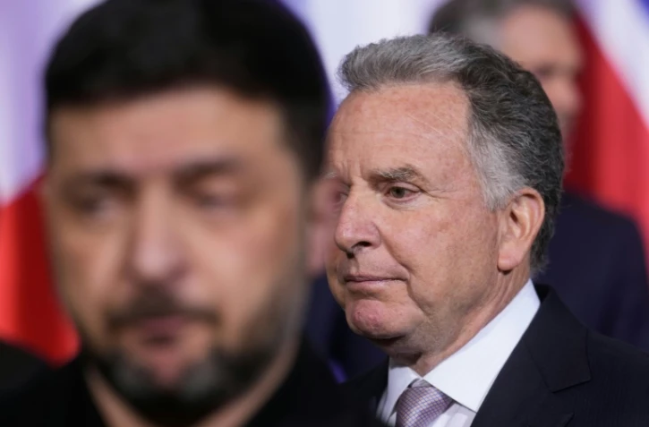 Le président ukrainien Volodymyr Zelenskyy et l'envoyé spécial américain Steve Witkoff lors d'une photo de famille le 15 décembre 2025à Berlin