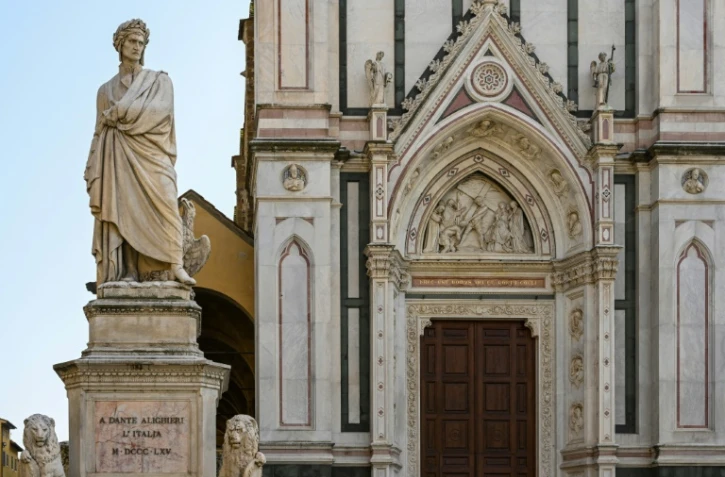 Photo prise le 23 février 2021 sur la place Santa Croce à Florence montrant une sculpture de 1865 du poète Dante Alighieri, réalisée par le sculpteur italien Enrico Pazzi.