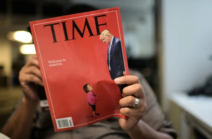 Un journaliste lit un exemplaire du magazine Time le 22 juin 2018 à Washington