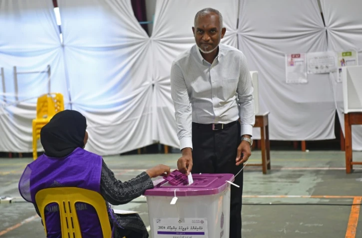 Le président des Maldives, Mohamed Muizzu, vote aux législatives, le 21 avril 2024 à Malé