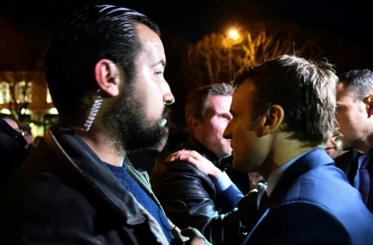 Alexandre Benalla (g) au côté d'Emmanuel Macron lors d'un déplacement à Angers en février 2017