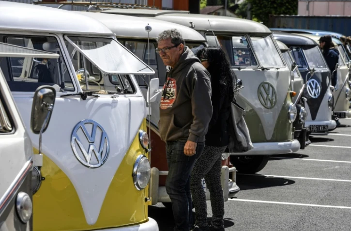 Amateurs et curieux inspectent des modèles de Kombi rassemblés à Le Versoud près de Grenoble, le 20 mai 2017