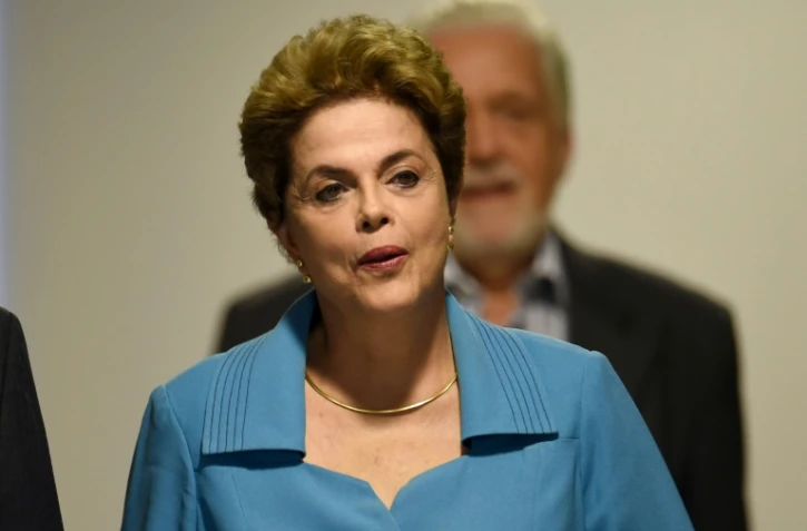 La présidente de gauche du Brésil Dilma Rousseff arrive pour donner une conférence de presse au palais Planalto (présidence) à Brasilia, le 18 avril 2016, au lendemain du vote sur sa destitution