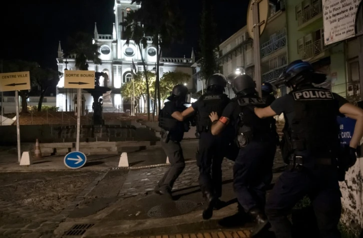 Des policiers lors d'une intervention au Lamentin, en Martinique, le 2 décembre 2021
