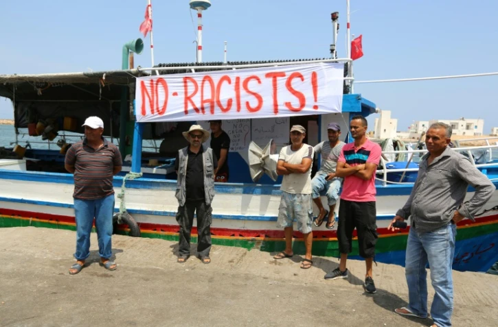 Des pêcheurs tunisiens mobilisés contre le navire anti-migrants affrêté par des militants d'extrême droite, dans le port de Zarzis, le 6 août 2017