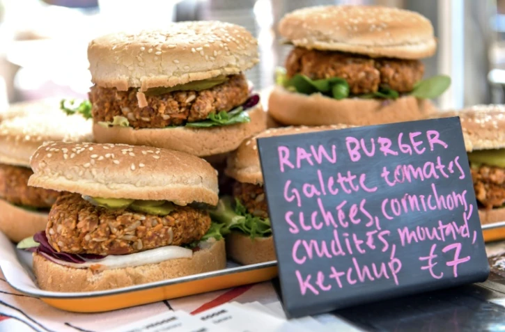Des burgers vegan en vente lors d'un festival vegan à Calais, en septembre 2018