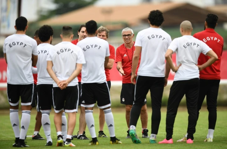 Les joueurs égyptiens écoutent les consignes de leur sélectionneur argentin Hector Cuper, lors d'un entraînement à Port-Gentil au Gabon, le 15 janvier 2017
