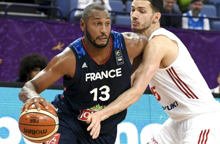 Le capitaine de l'équipe de France de basket Boris Diaw (g) lors du match face à la Pologne à l'Euro, le 5 septembre 2017 à Helsinki