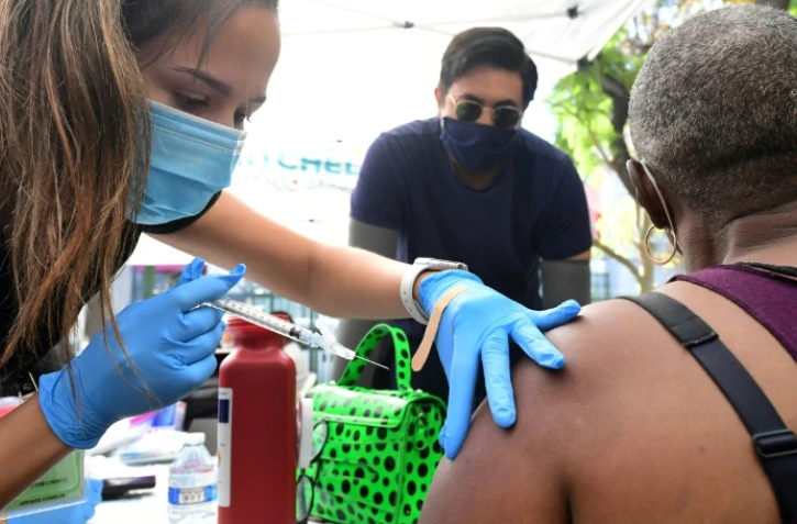Une infirmière procède à une inhection de vaccin dans un centre de vaccination pour SDF à Los Angeles le 22 septembre 2021