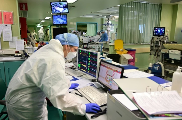 Un membre du personnel médical dans une unité Covid-19 à l'hôpital  Bolognini de Seriate, Bergame (Italie) le 12 mars 2021.