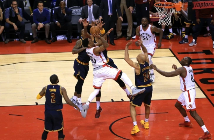 DeMar DeRozan, N.10 des Toronto Raptors, tire lors du 4e match de la finale de la conférence Est NBA face aux Cleveland Cavaliers, le 23 mai 2016 à Toronto