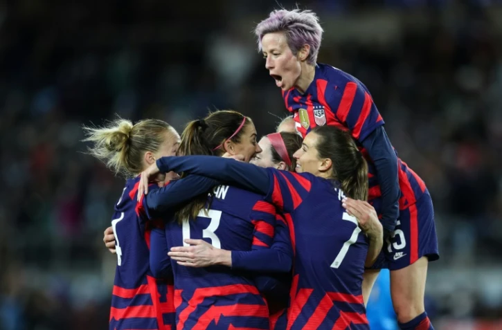 Megan Rapinoe (au-dessus) célèbre avec ses coéquipières de l'équipe nationale de football américaine après un but contre la Corée du Sud à l'Allianz Field de St Paul, dans le Minnesota, le 26 octobre 2021