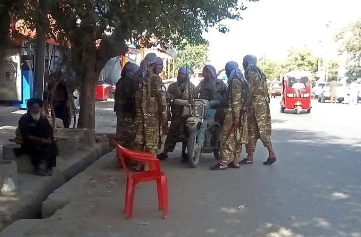 Des talibans dans une rue de Kunduz après la prise de la ville, le 9 août 2021 en Afghanistan