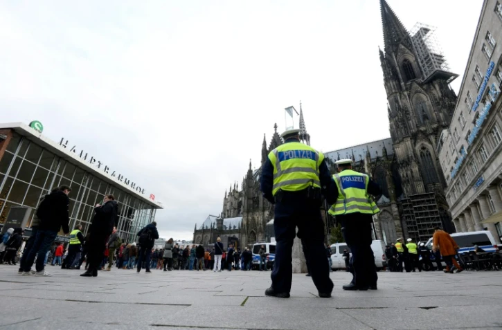 Des policiers surveillent la place en face de la gare et de la cathédrale de Cologne, le 6 janvier 2016