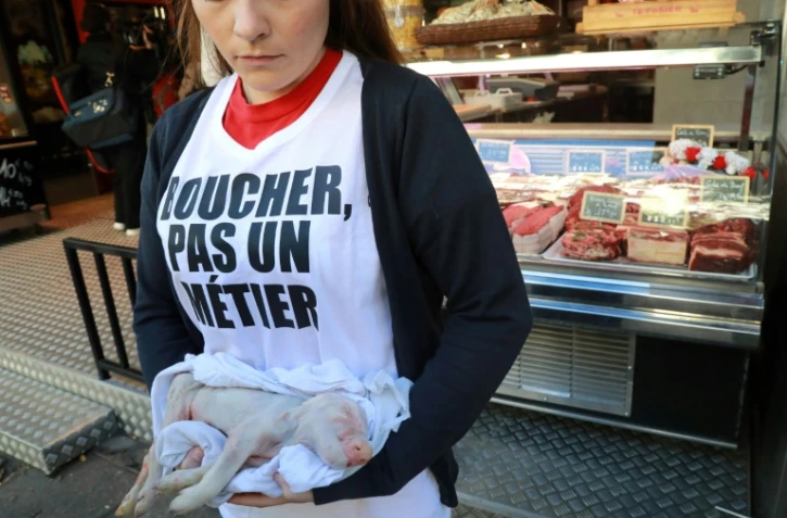 Une militante vegan devant une boucherie à Paris le 22 septembre 2018
