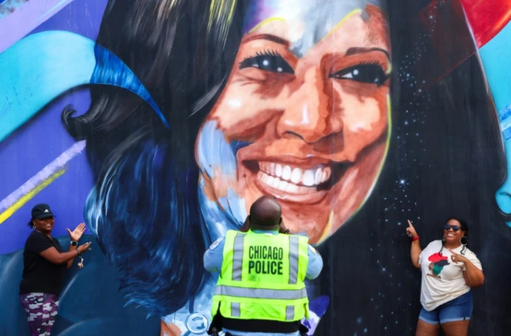 Une fresque représentant la vice-présidente Kamala Harris à Chicago, le 17 août 2024, avant la convention d'investitude démocrate