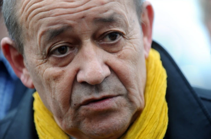 Le ministre de la Défense français Jean-Yves Le Drian (PS) en campagne pour les régionales à Concarneau, dans le Finistère, le 7 décembre 2015