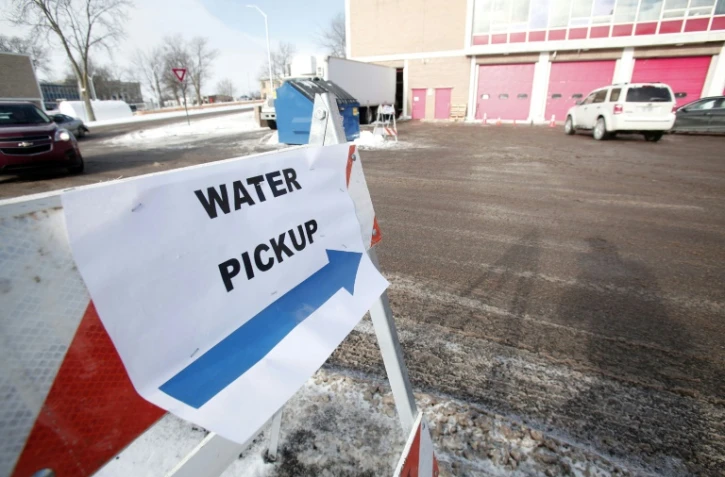 Un panneau indiquant aux habitants de Flint où se ravitailler en bouteilles d'eau minérale, le 13 janvier 2016
