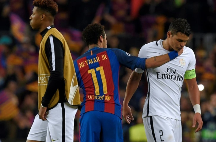 La déception du capitaine du Paris SG Thiago Silva, éliminé en Ligue des champions par le Barça de son compatriote Neymar, le 8 mars 2017 au Camp Nou