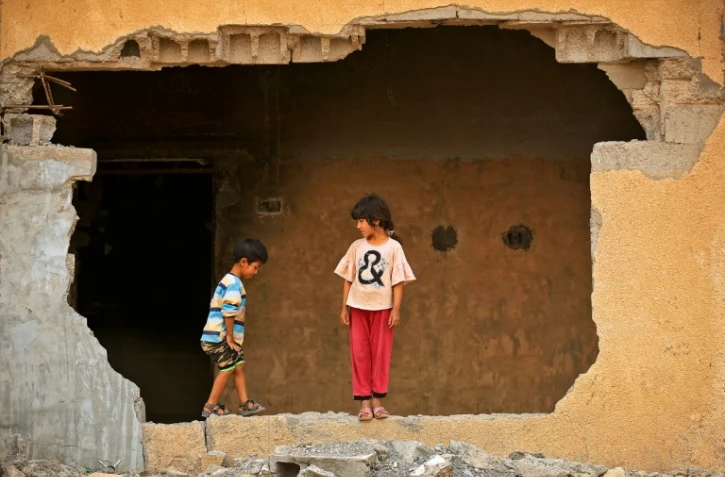 Des enfants dans un bâtiment détruit du village de Habach, dans le nord de l'Irak, le 25 avril 2022 