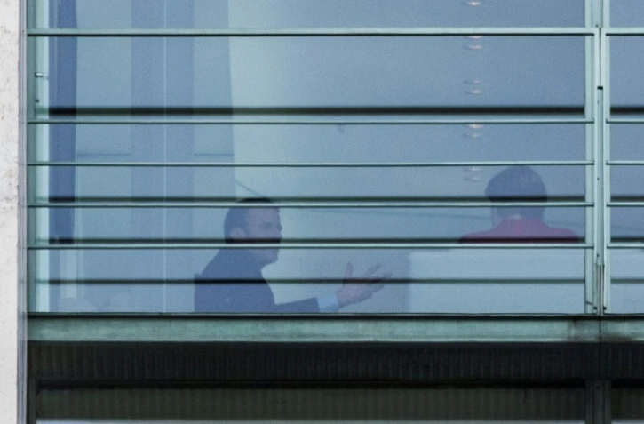 Le candidat à la présidentielle française Emmanuel Macron (g) et la chancelière allemande Angela Merkel, lors d'un entretien, le 16 mars 2017 à Berlin