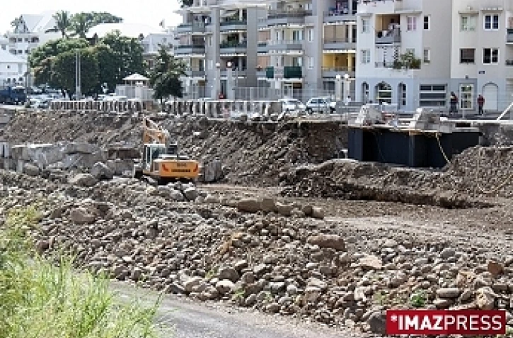 Les travaux de pose d'une passerelle pour les piétons entre les quais Est et Ouest de la rivière Saint-Denis (Photo Thomas Vitry)