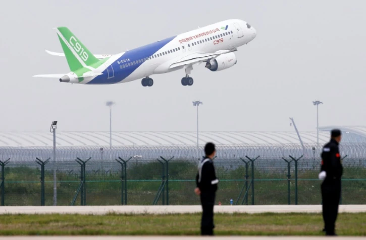 Décollage du C919 à l'aéroport Shanghai Pudong pour son vol inaugural, le 5 mai 2017