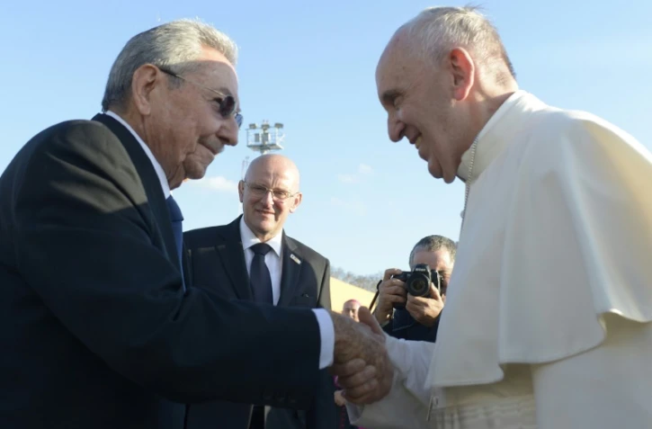 Photo fournie par l'Osservatore Romano (service de presse du Vatican), le 13 février 2016, montrant le pape François (D) serrer la main du président cubain Raul Castro à La Havane, le 12 février 2016
